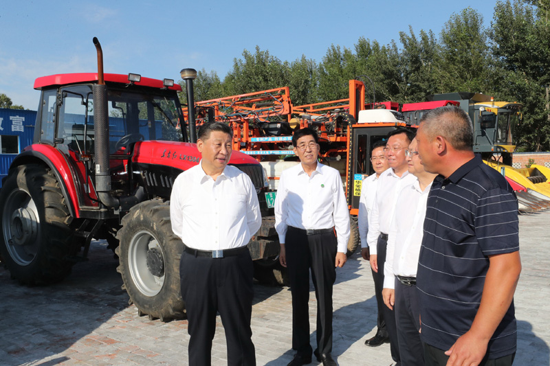 7月22日至24日,中共中央总书记、国家主席、中央军委主席习近平在吉林省考察。这是7月22日下午,习近平在四平市梨树县卢伟农机农民专业合作社,听取合作社生产经营情况介绍。新华社记者 鞠鹏 摄