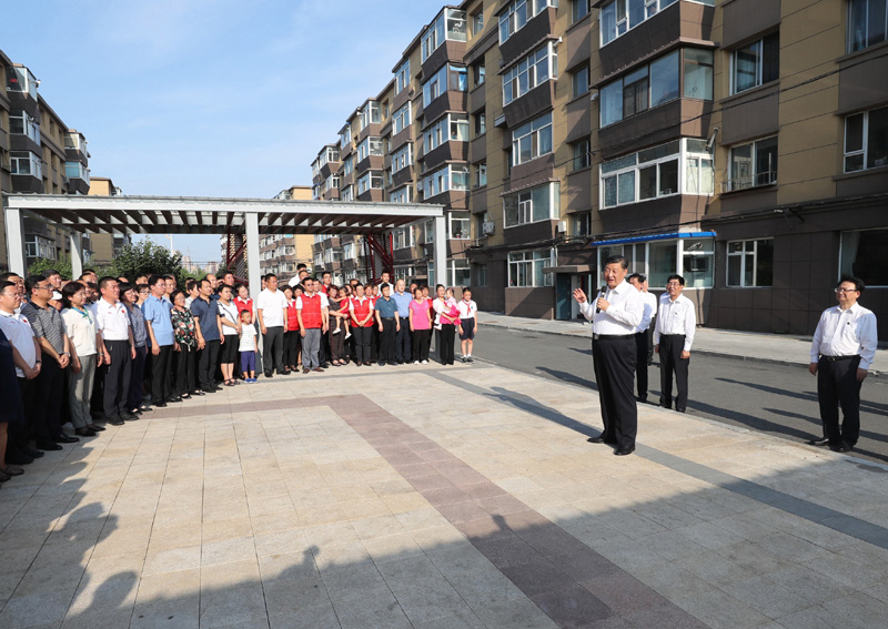 7月22日至24日,中共中央总书记、国家主席、中央军委主席习近平在吉林省考察。这是7月23日下午,习近平在长春市宽城区团山街道长山花园社区广场,同居民们亲切交流。新华社记者 王晔 摄