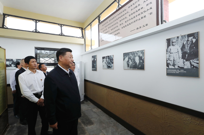 8月19日至22日,中共中央总书记、国家主席、中央军委主席习近平在甘肃考察。这是20日下午,习近平在张掖市山丹培黎学校参观学校创办人路易·艾黎故居。