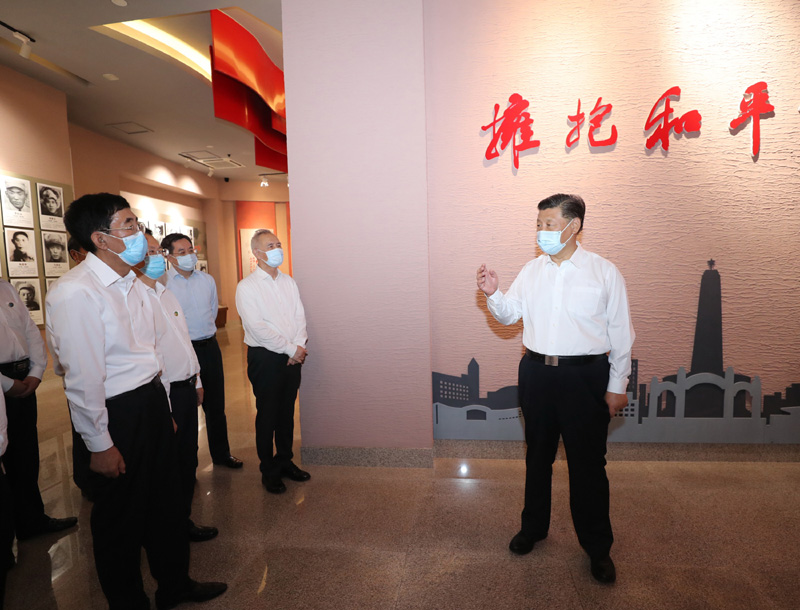 7月22日至24日,中共中央总书记、国家主席、中央军委主席习近平在吉林省考察。这是7月22日下午,习近平在四平市参观四平战役纪念馆。新华社记者 王晔 摄