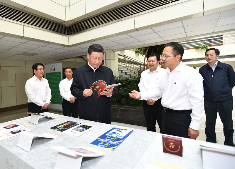 8月19日至22日,中共中央总书记、国家主席、中央军委主席习近平在甘肃考察。这是21日下午,习近平在读者出版集团有限公司考察。