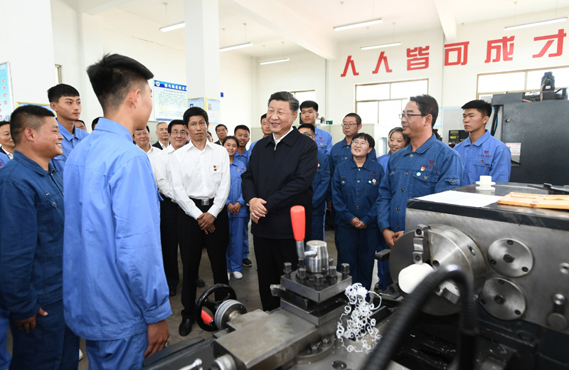 8月19日至22日,中共中央总书记、国家主席、中央军委主席习近平在甘肃考察。这是20日下午,习近平在张掖市山丹培黎学校现代制造技术实训室,观看职业技能实训,同师生亲切交流。