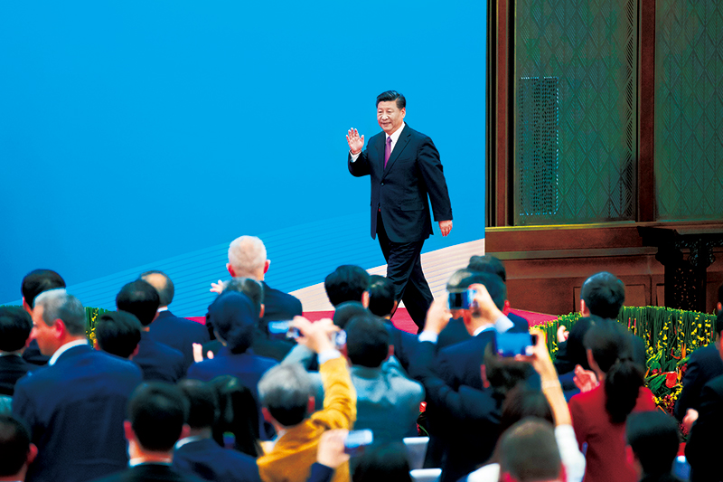 2019年4月27日,第二届“一带一路”国际合作高峰论坛在北京雁栖湖国际会议中心举行圆桌峰会,国家主席习近平主持会议并致开幕辞。圆桌峰会闭幕后,习近平会见中外记者,介绍第二届“一带一路”国际合作高峰论坛圆桌峰会情况和主要成果。这是习近平步入记者会现场。