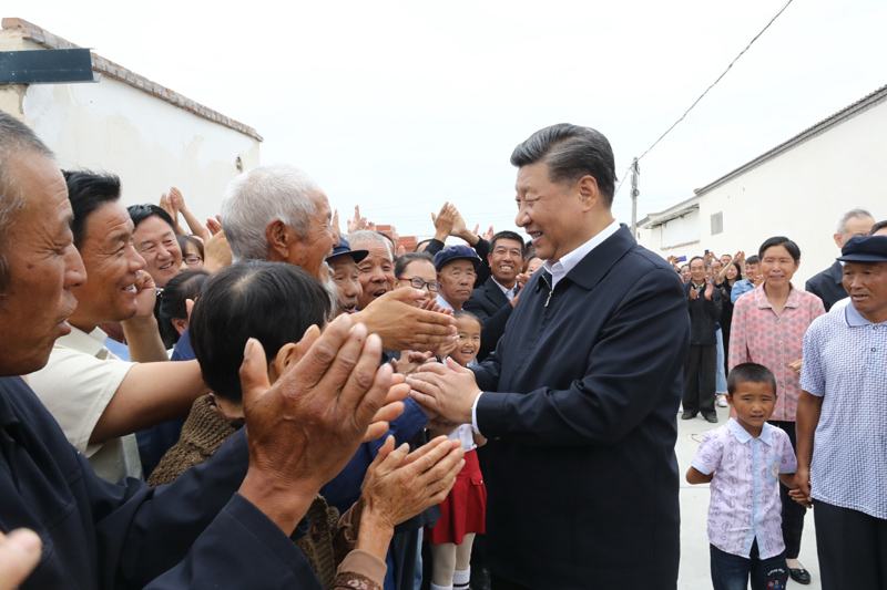 8月19日至22日,中共中央总书记、国家主席、中央军委主席习近平在甘肃考察。这是21日上午,习近平在武威市古浪县黄花滩生态移民区富民新村同村民亲切交谈。
