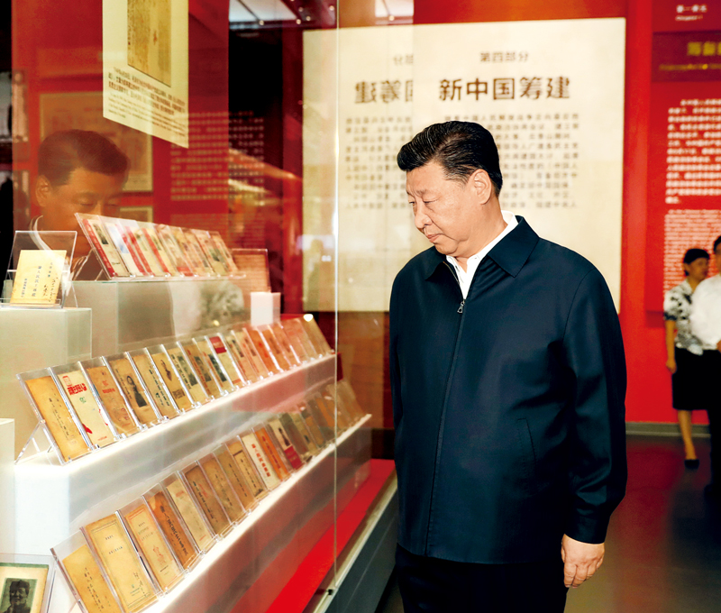 2019年9月12日,中共中央总书记、国家主席、中央军委主席习近平视察中共中央北京香山革命纪念地。这是习近平在香山革命纪念馆参观《为新中国奠基》主题展览。 新华社记者 黄敬文/摄