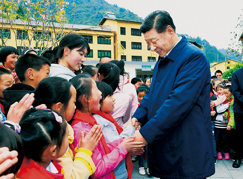 2019年4月15日至17日,中共中央总书记、国家主席、中央军委主席习近平在重庆考察,并主持召开解决“两不愁三保障”突出问题座谈会。这是4月15日下午,习近平在石柱土家族自治县中益乡小学同学生们亲切交谈,询问他们学习和生活情况。