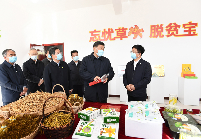 5月11日至12日,中共中央总书记、国家主席、中央军委主席习近平在山西考察。这是5月11日下午,习近平在大同市云州区西坪镇坊城新村技能培训服务站,察看黄花产业相关产品展示。新华社记者 谢环驰 摄