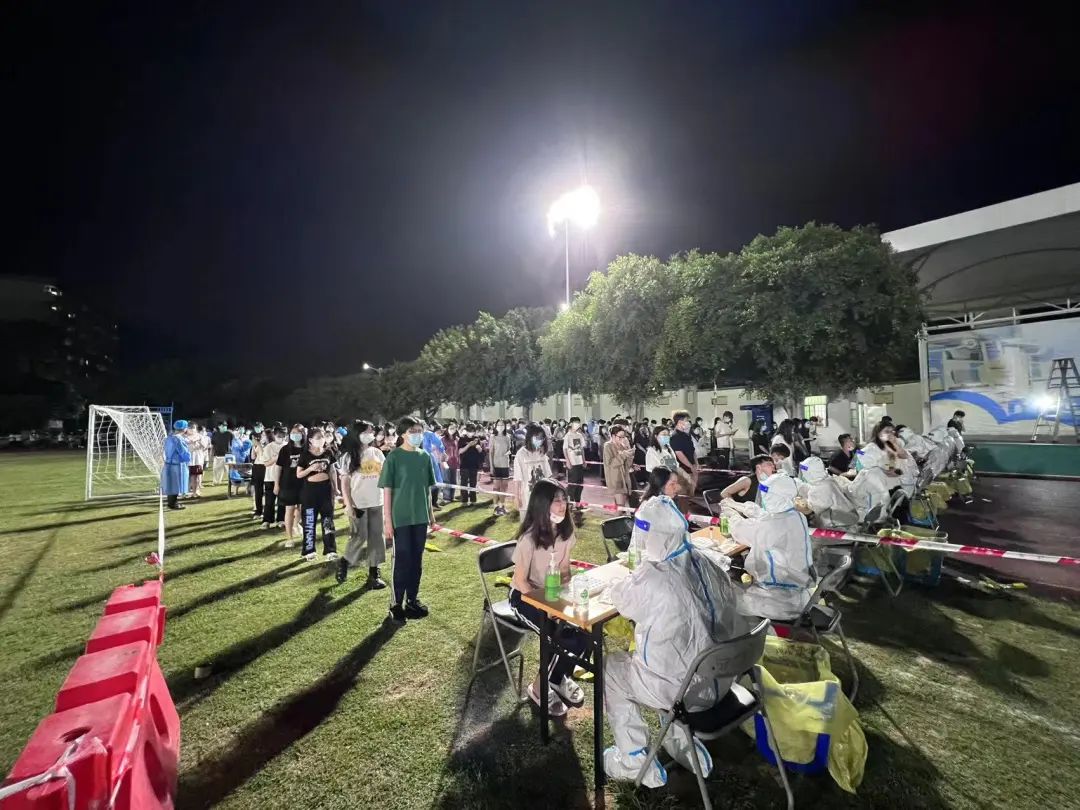 全校连夜组织开展核酸检测 leyu乐鱼中国体育官网供图.jpg 全校连夜组织开展核酸检测 leyu乐鱼中国体育官网供图.jpg