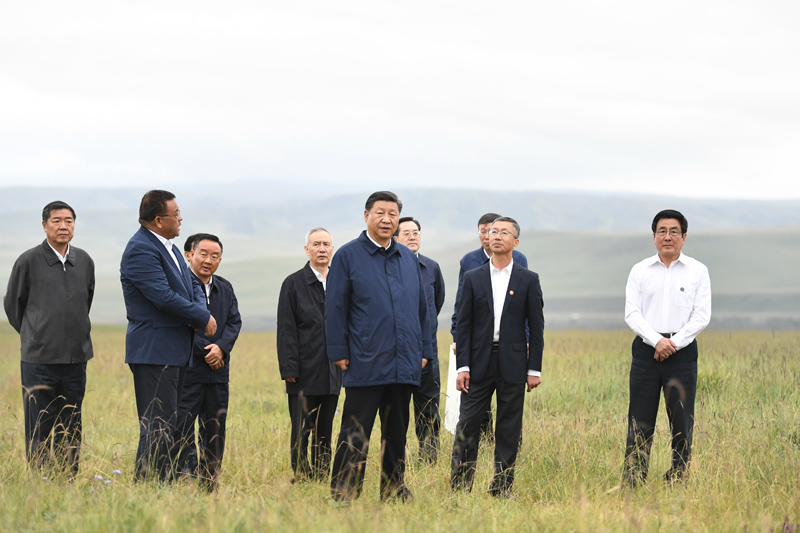 8月19日至22日,中共中央总书记、国家主席、中央军委主席习近平在甘肃考察。这是20日下午,习近平在中农发山丹马场有限责任公司一场考察,实地了解祁连山生态环境恢复和保护情况。
