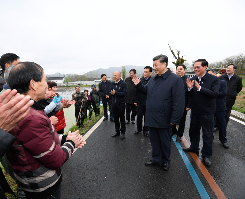 3月29日至4月1日,中共中央总书记、国家主席、中央军委主席习近平在浙江考察。这是3月30日,习近平在湖州市安吉县天荒坪镇余村考察调研,同正在清理荷塘的村民亲切交流,询问春耕备耕情况。