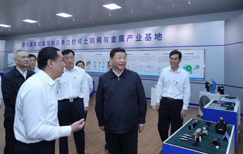 5月20日至22日,中共中央总书记、国家主席、中央军委主席习近平在江西考察,主持召开推动中部地区崛起工作座谈会并发表重要讲话。这是习近平在江西金力永磁科技股份有限公司考察,了解赣州稀土产业发展情况。