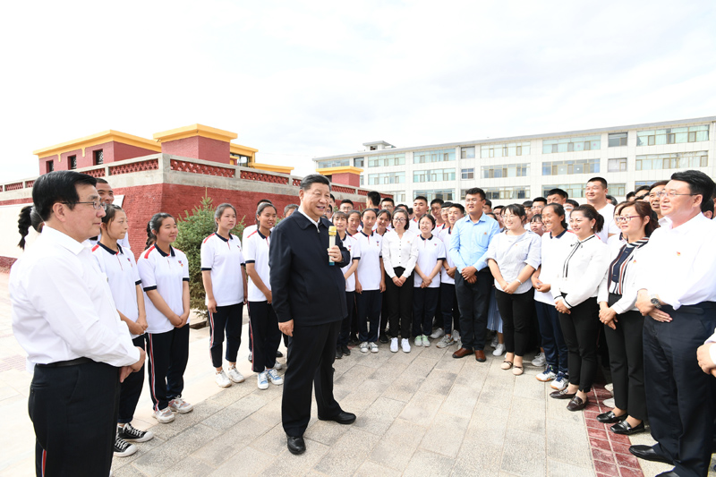 8月19日至22日,中共中央总书记、国家主席、中央军委主席习近平在甘肃考察。这是20日下午,习近平在张掖市山丹培黎学校同师生亲切交流。