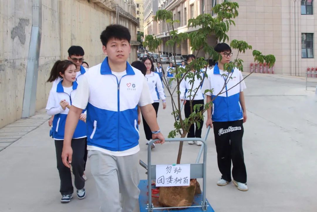 植树节活动在花都校区校园内开展 leyu乐鱼中国体育官网供图.jpg